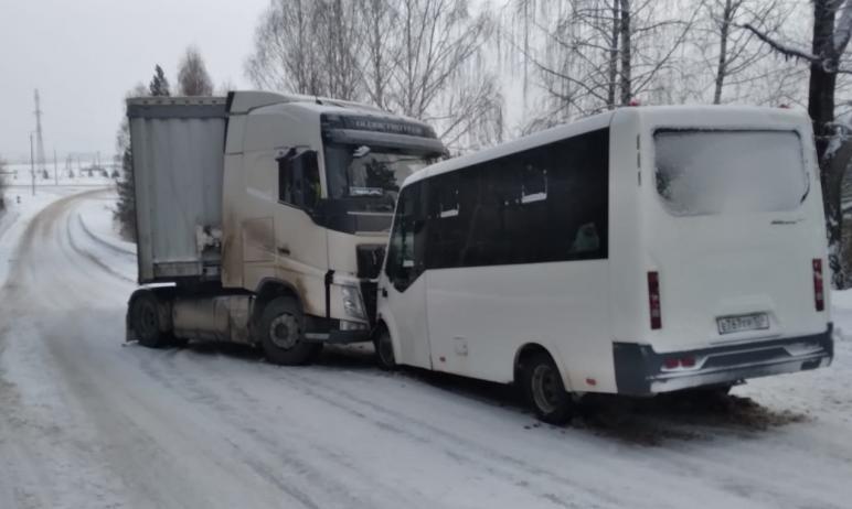 Фото В Усть-Катаве в столкновении маршрутки и грузовика травмы получили девять человек