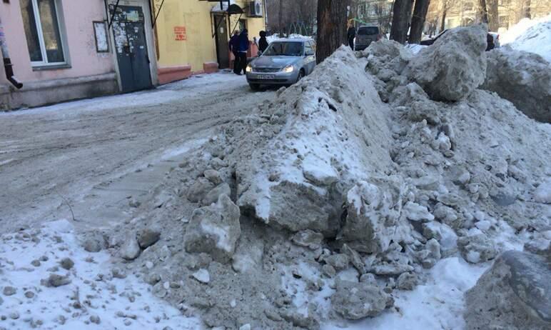 Фото В Челябинске коммерческие организации продолжают перекидывать снег со своих парковок во дворы