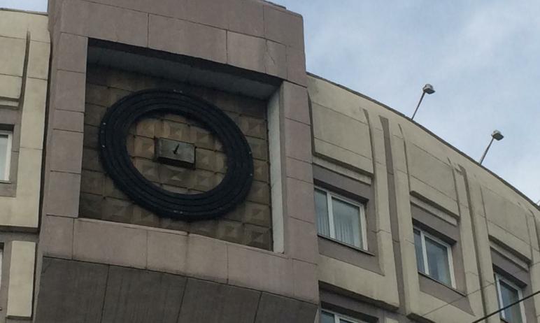 Фото В Челябинске восстанавливают внешние элементы фасадных часов на здании Арбитражного суда