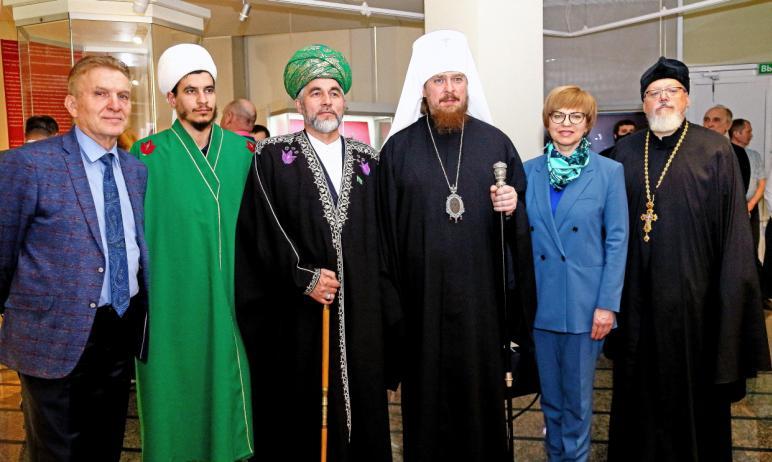 Фото В Челябинске деятели культуры и историки, митрополит и муфтий приняли участие в открытии выставки о войне
