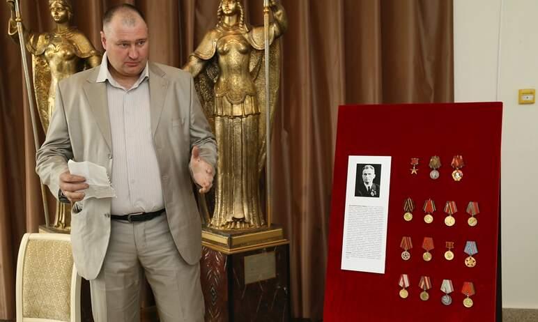 Фото Историческому музею переданы награды прославленного южноуральца Василия Леднева