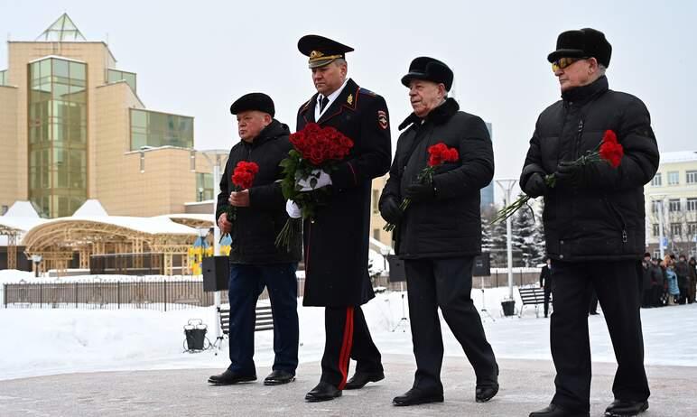 Фото Михаил Скоков, сотрудники областного главка и ветераны возложили цветы к мемориалу «Солдатам правопорядка»