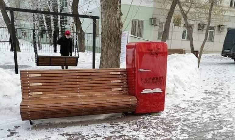 Фото Знакомство челябинцев с красным холодильником не состоится: арт-объект украли