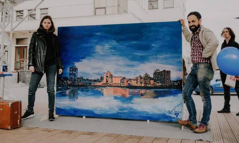 Фото Жители посвятили Челябинску двухметровую открытку
