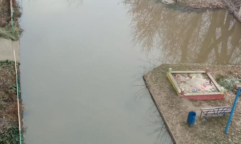 Фото В Челябинске детская площадка оказалась на берегу фекального озера