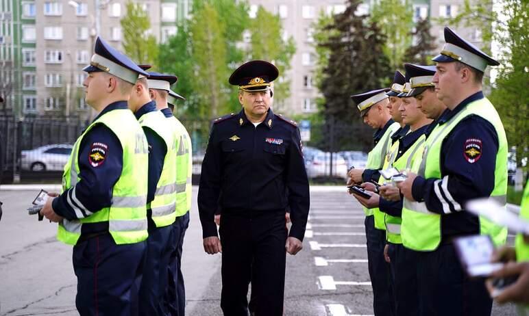 Фото Глава ГУ МВД Челябинской области поощрил отличившихся сотрудников ГИБДД