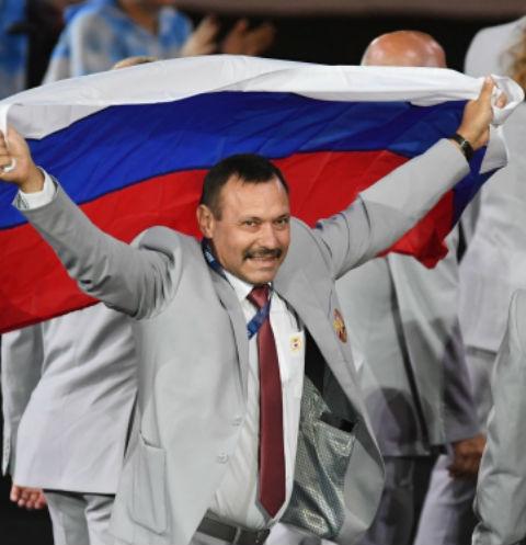 Фото Белорусу, пронесшему российский флаг на Паралимпиаде, подарит квартиру незнакомец из России