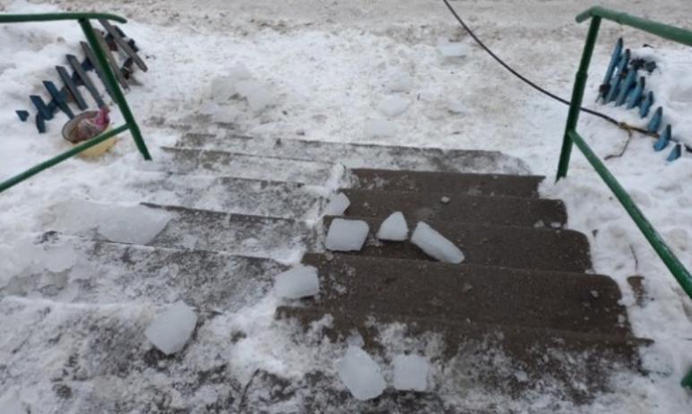Фото В Златоусте лед с крыши чуть не убил мать и ребенка 