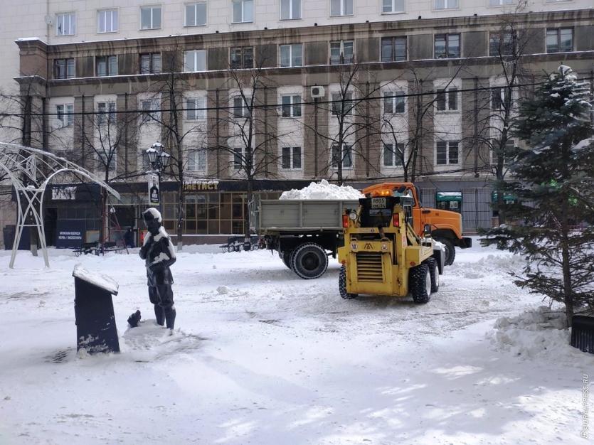 Фото Владимир Елистратов: Снежные кучи из Челябинска нужно срочно вывозить!