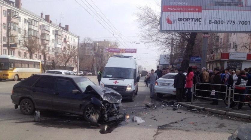 Фото В аварии на пересечении Свободы и Плеханова в Челябинске пострадали двое