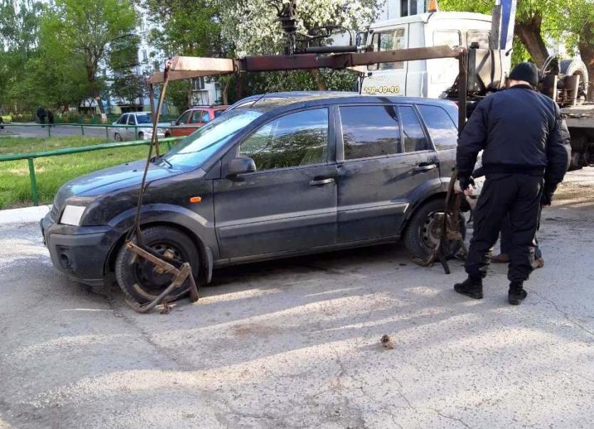 Фото При виде судебных приставов супруг должницы из Челябинска пытался сжечь автомобиль 
