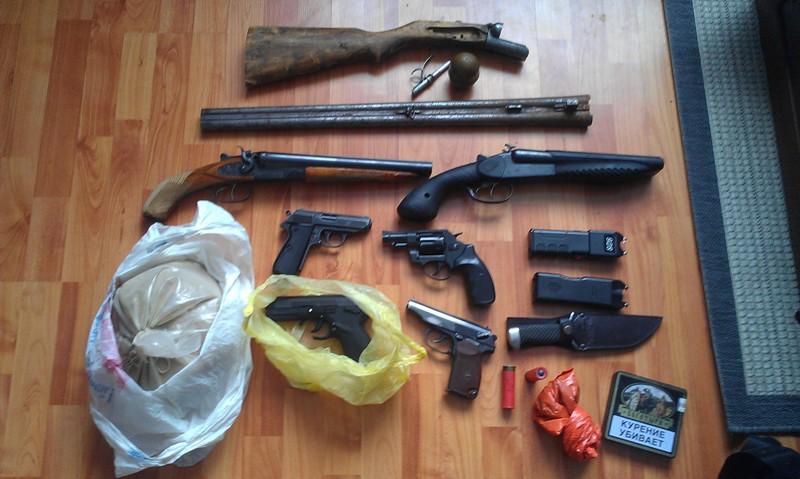 Фото Челябинские наркополицейские нашли у драгдилера оружейный арсенал
