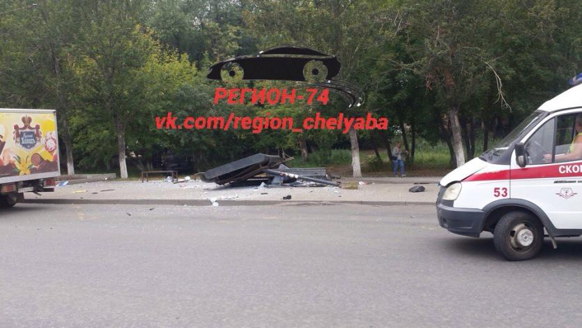 Фото В Челябинске автоледи на джипе врезалась в остановку