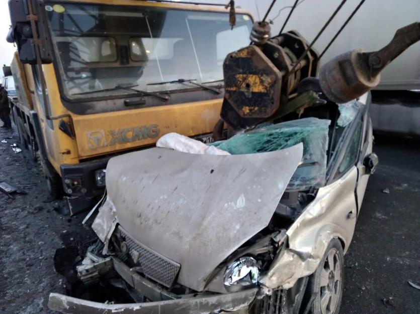Фото В Челябинске иномарка залетела под автокран