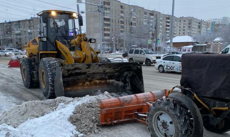 Фото На дорогах Челябинска в воскресенье работает 164 единицы техники