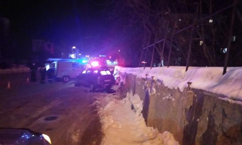 Фото  В Златоусте водитель погиб, влетев в бетонное ограждение