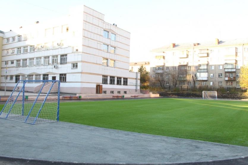 Фото Челябинский лицей №11 получил футбольный стадион с искусственным покрытием