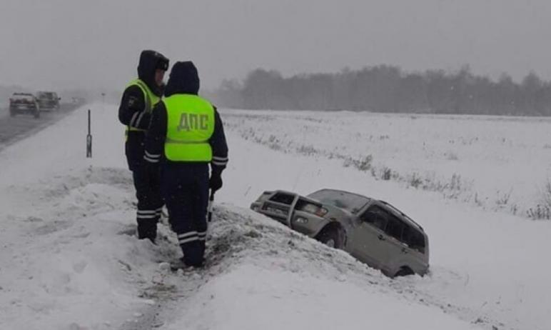 Фото Полицейские Челябинска помогли пожилым супругам выбраться из снежного плена