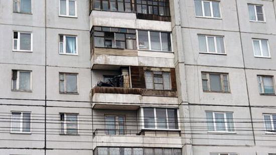Фото Соседи спасли челябинца, пытавшегося спрыгнуть с их балкона