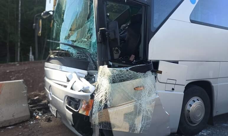 Фото ГИБДД наказала обоих водителей экскурсионного автобуса, врезавшегося в грузовик на трассе М-5