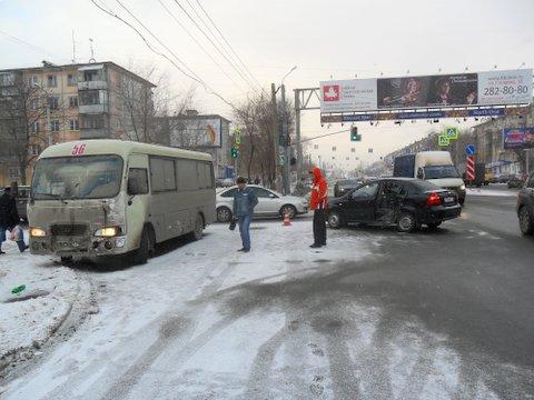 Фото В Челябинске мать и дочь получили травмы при аварии с участием маршрутки (ФОТО)