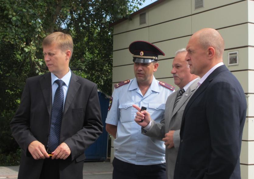 Фото Остановки транспорта в Челябинске защитят от «залетных» автомобилей металлическими столбами
