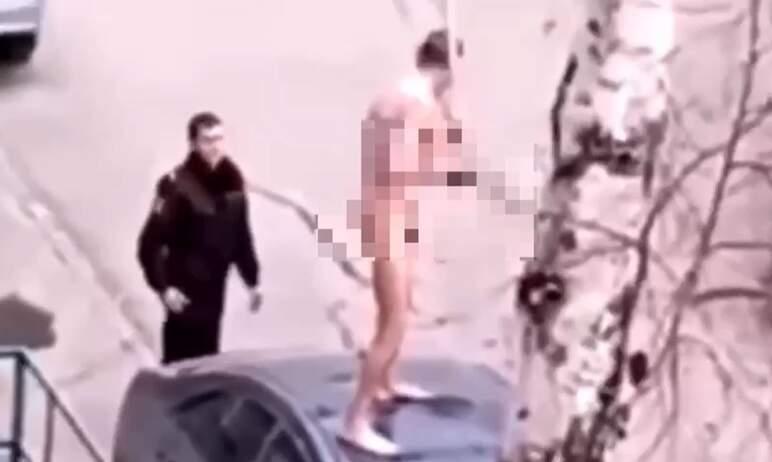 Фото В Копейске задержан голый мужчина, который прыгал на крыше автомобиля