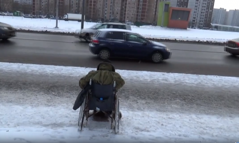 Фото Попрошайки на дорогах Челябинска провоцируют ДТП