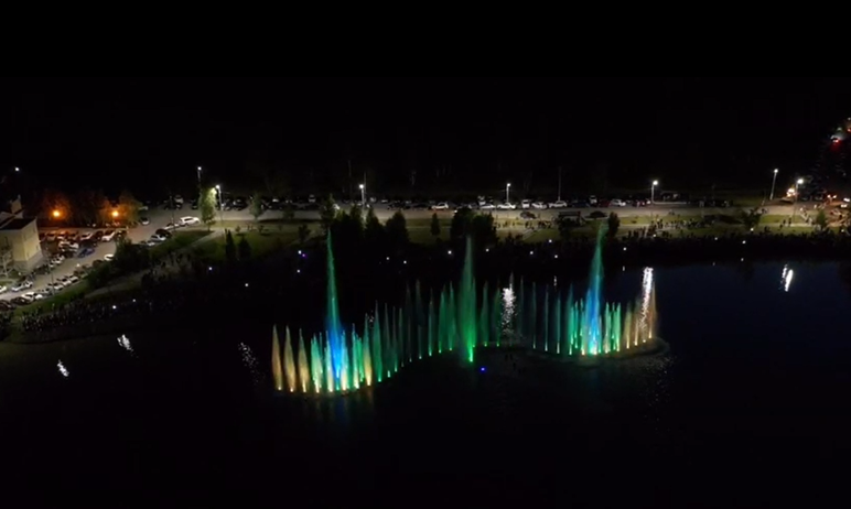 Фото Жители Карабаша наслаждаются плавающим светомузыкальным фонтаном