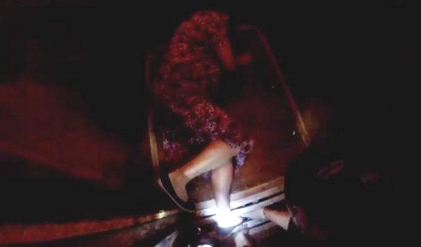 Фото Спасатели помогли женщине, застрявшей ногой между кабиной лифта и полом