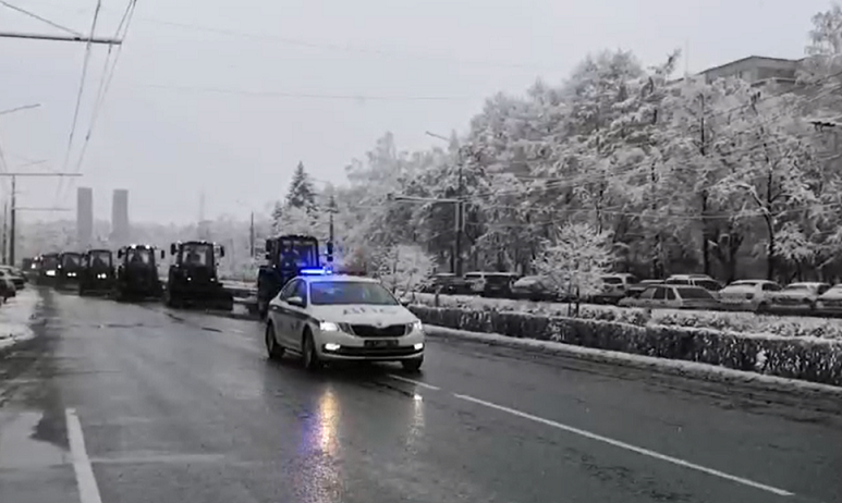 Фото Уборка дорог от снега в Челябинске под контролем ГИБДД