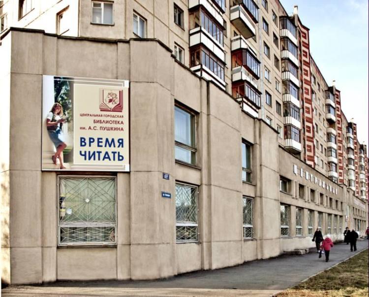 Фото В Челябинске автоледи на иномарке влетела в библиотеку