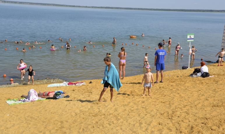 Фото В Челябинске пятилетняя девочка тонула в бассейне, а двух подруг унесло на матрасе