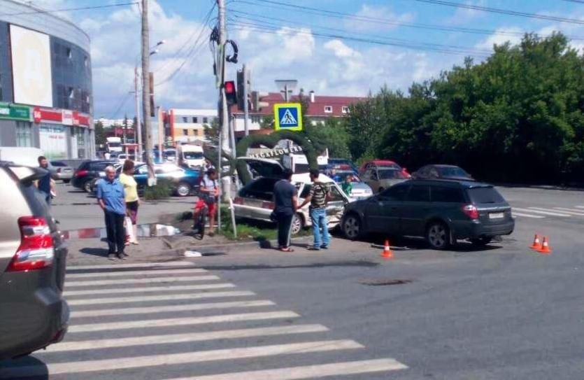 Фото На перекрестке Кашириных и Чайковского произошло крупное ДТП