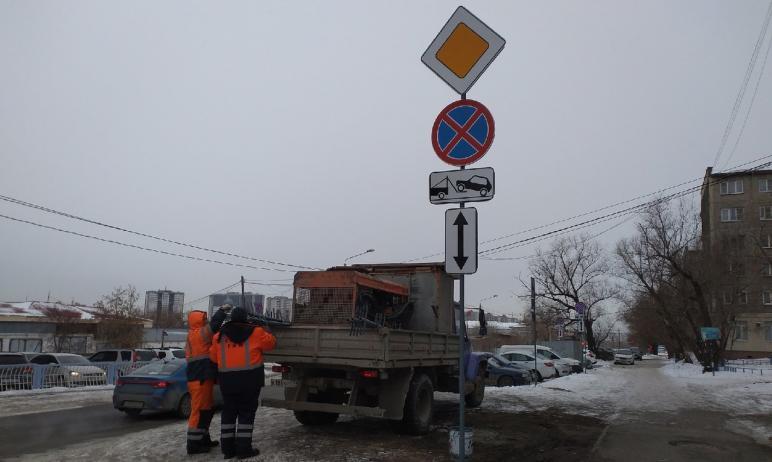 Фото В Челябинске возле собора установили полсотни знаков, запрещающих парковку