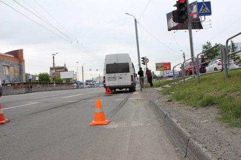 Фото В Челябинске маршрутка сбила пенсионерку на светофоре