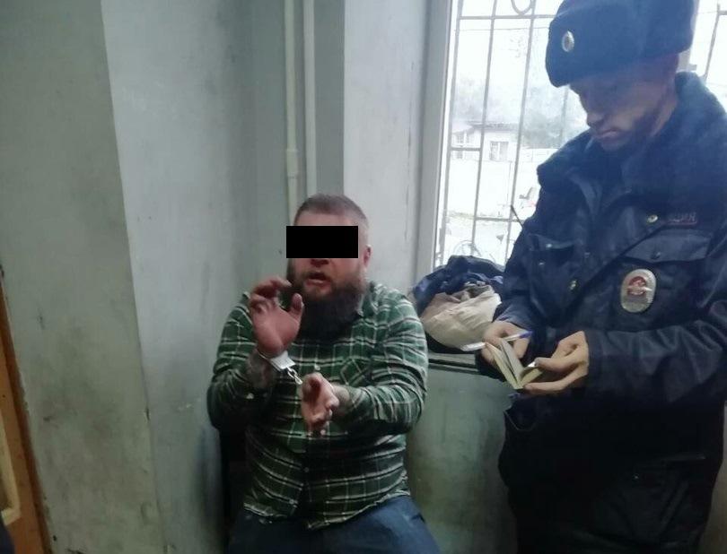 Фото Отметил окончание ночной смены: в Челябинске задержали разбушевавшегося бармена