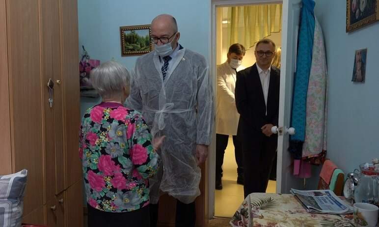Фото Сенатор Олег Цепкин провел встречу с жильцами Челябинского геронтологического центра