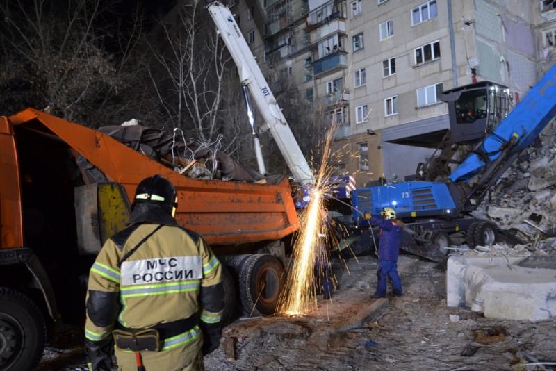 Фото Аварийно-спасательные работы на месте обрушения части дома в Магнитогорске продолжаются