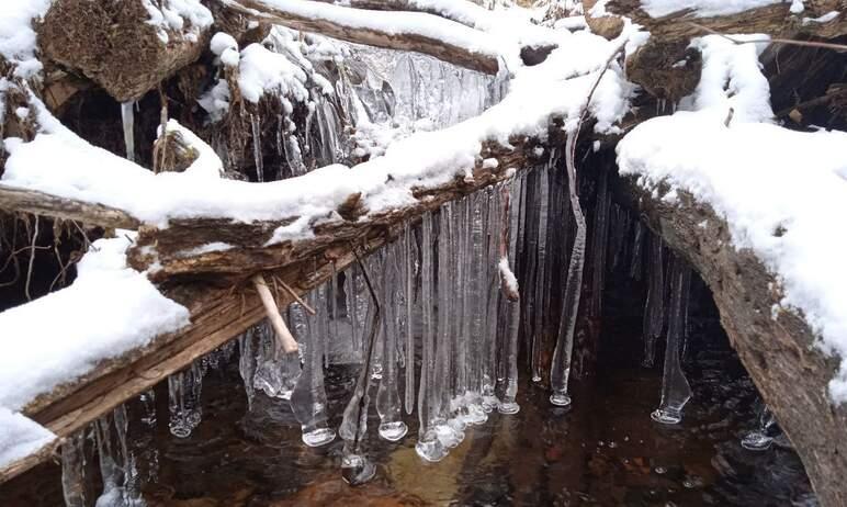 Фото В «Зигальге» замечены ледяные «сталактиты»