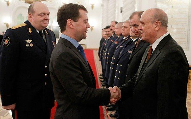 Фото Дмитрий Медведев вручил знамя ФСИН Александру Реймеру