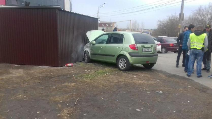 Фото Hyundai Getz после столкновения с Mitsubishi Colt выехал на тротуар и сбил девушку