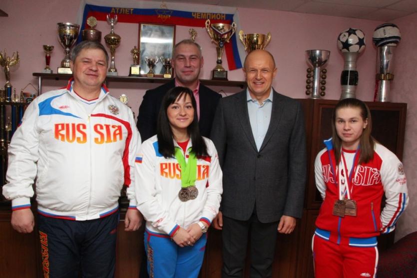 Фото Челябинские чемпионки по тяжелой атлетике получат в награду новую штангу