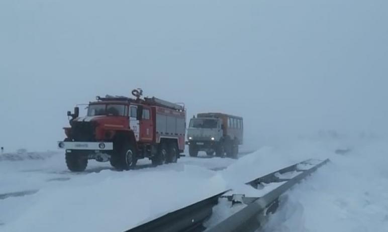 Фото Сотрудники МЧС спасли водителей девяти застрявших на трассе грузовиков
