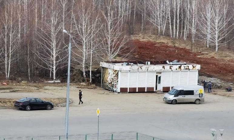 Фото  В Челябинске демонтаж павильона на Тополиной аллее начался сразу после сигнала жителей