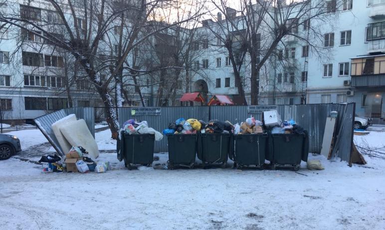 Фото Двор в центре Челябинска оказался завален мусором 