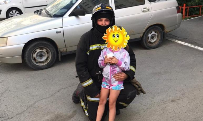 Фото В Челябинске пожарные спасли ребенка, пытавшегося открыть окно на пятом этаже