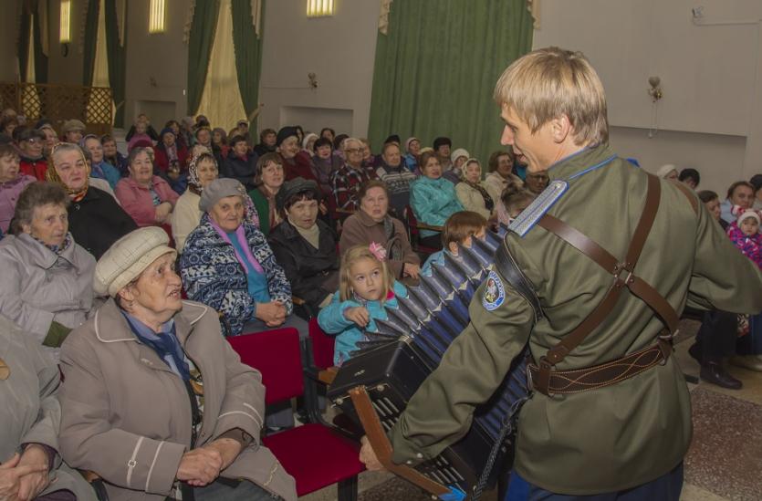 Фото Труженики завода «Трубодеталь» поздравили новосинеглазовцев с Днем пожилого человека