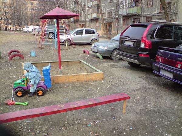 Фото  В Верхнем Уфалее штрафуют автовладельцев, паркующихся на детской площадке