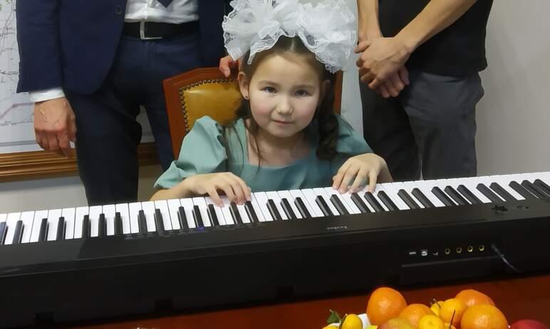 Фото Елка желаний: дочь бойца СВО Аяна из Челябинской области получила синтезатор  